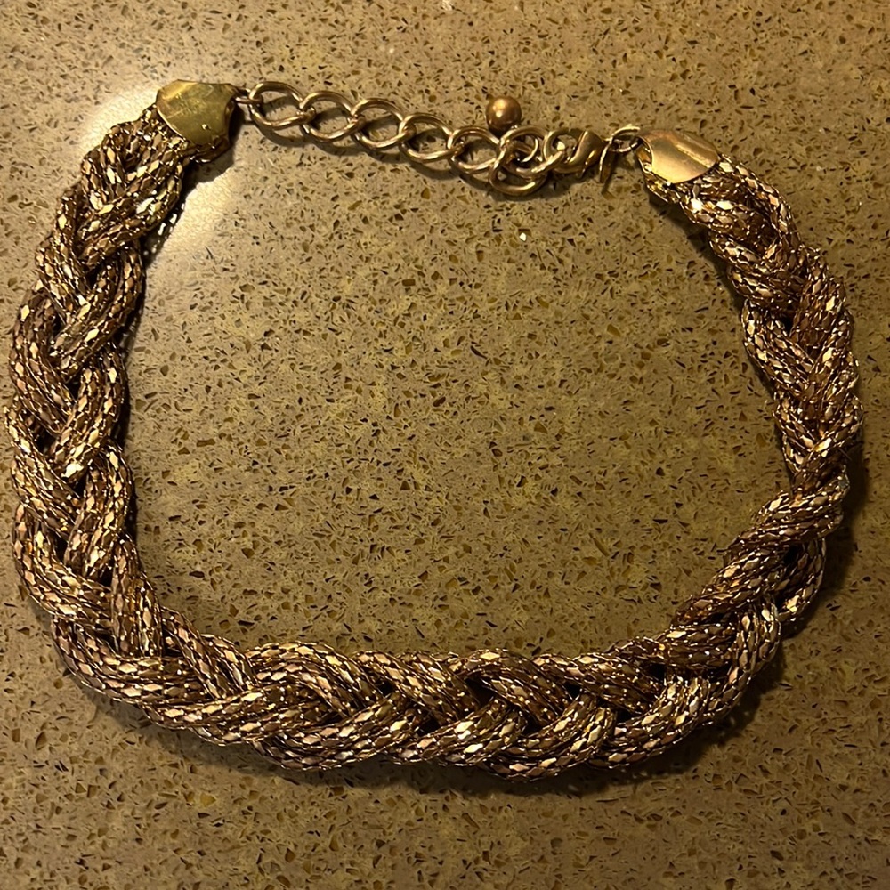 Elegant EXPRESS twist yellow gold necklace